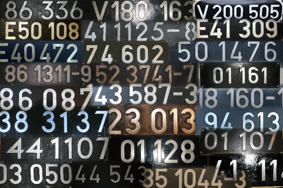 Kollage von Eisenbahnschildern